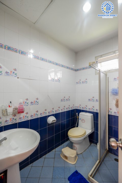 *****บ้านเดี่ยวมือสอง ม.อาภา1 ราชพฤกษ์ เนื้อที่ 53.1 ตร.ว. ฟังก์ชัน 3 ห้องนอน 3 ห้องน้ำ 2 ที่จอดรถ พื้นที่ใช้สอย 190 ตร.ม. การเดินทางสะดวก เชื่อมต่อถนนราชพฤกษ์, ถนนจรัญสนิทวงศ์, วงเวียนพระราม5 ใกล้รถไฟฟ้าสายสีแดง "สถานีตลิ่งชัน" และจุดขึ้นทางด่วน "ศรีรัช"